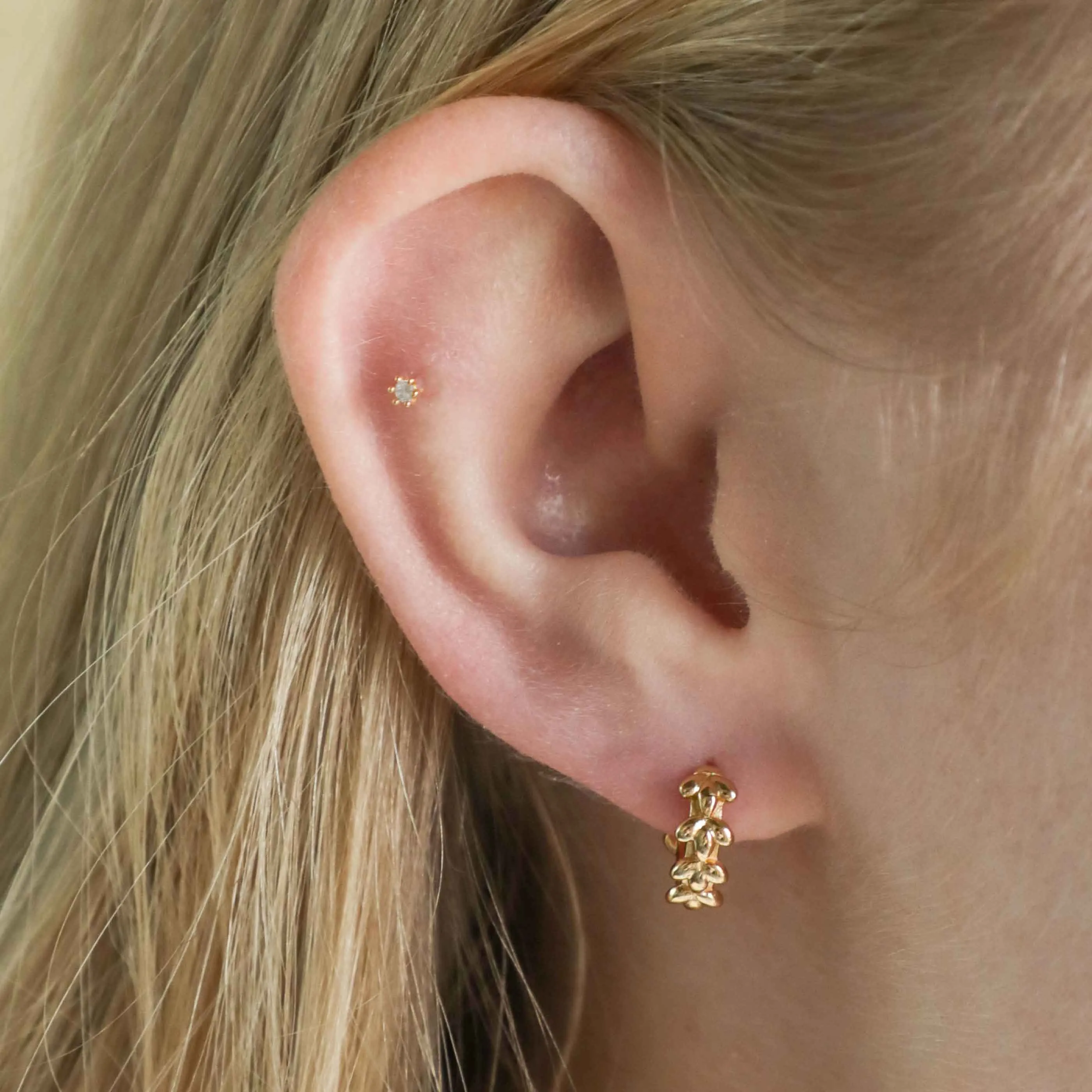 Flora Tiny Barbell in Gold